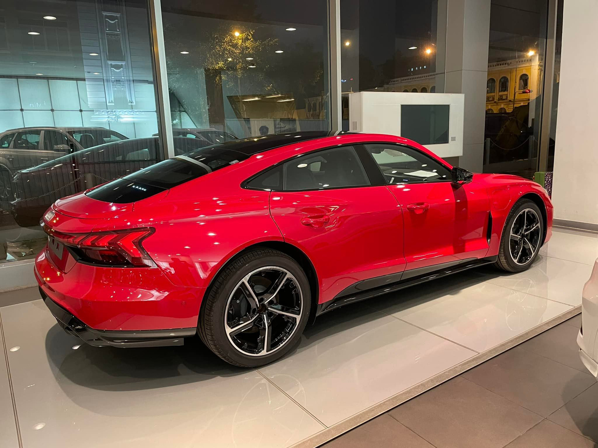 Audi e-tron GT đầu tiên về đại lý Việt Nam: Tăng tốc nhanh như siêu xe, người anh em của Porsche Taycan - Ảnh 2.