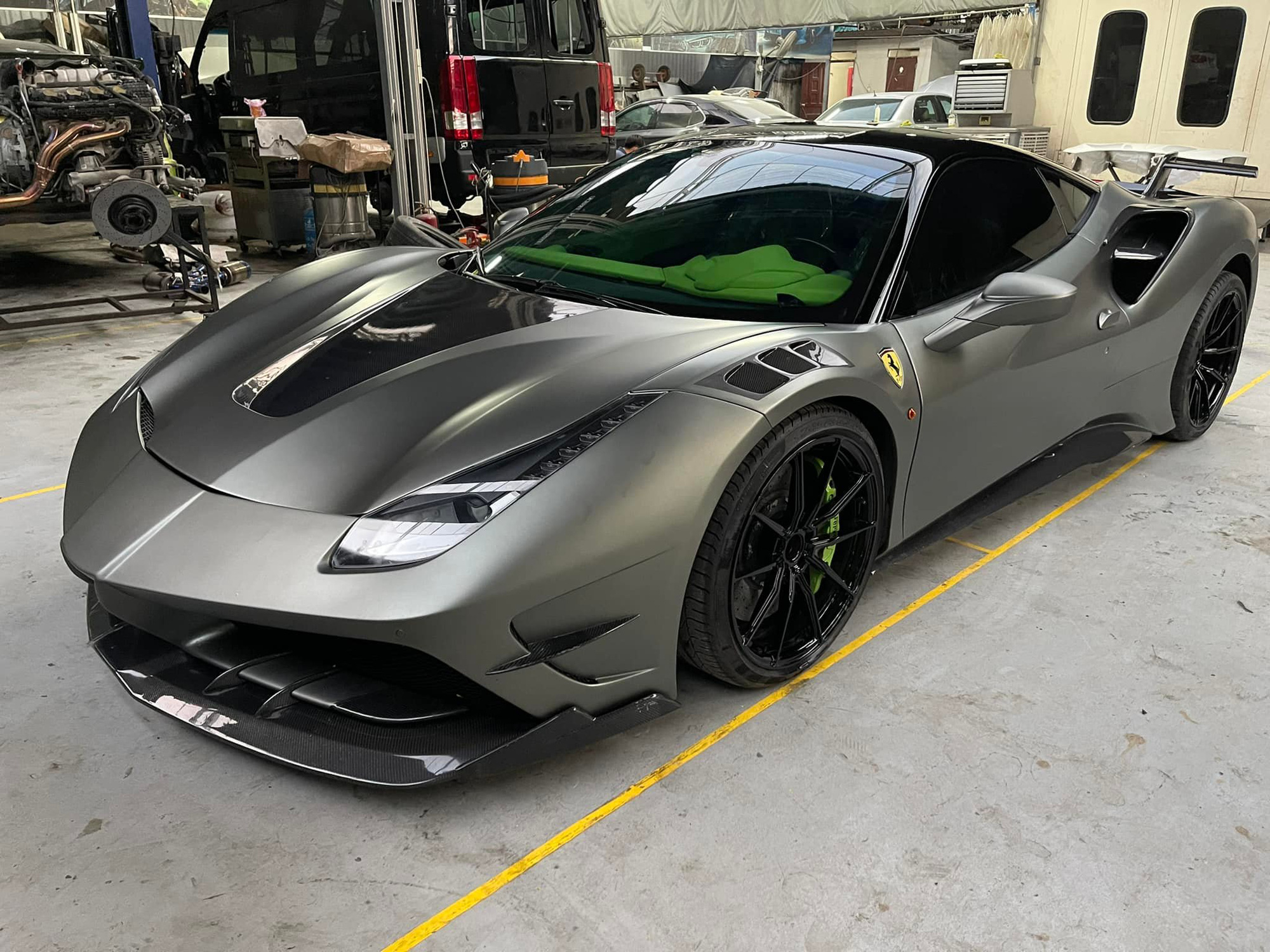 Ferrari 488 GTB độ Misha Design thứ hai tại Việt Nam bọc lại nội thất với màu ‘không giống ai’ - Ảnh 3.