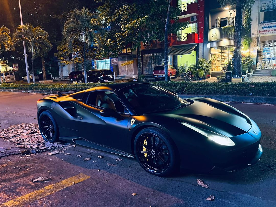 Chưa đủ thoả mãn với Lamborghini Aventador SVJ, ông chủ chuỗi nhà thuốc lớn nhất Việt Nam sắm thêm Ferrari 488 Spider chơi Tết - Ảnh 2.