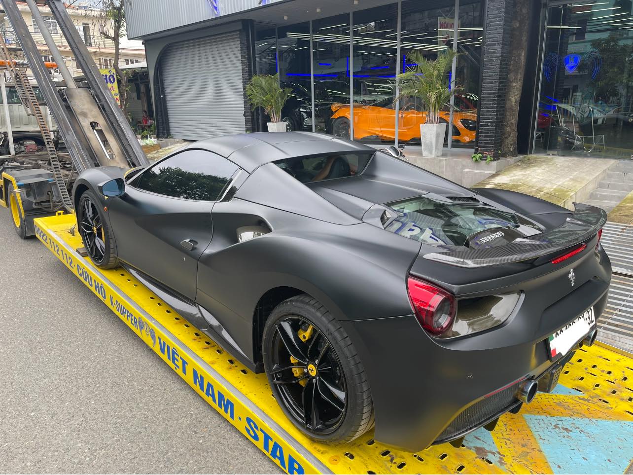 Chưa đủ thoả mãn với Lamborghini Aventador SVJ, ông chủ chuỗi nhà thuốc lớn nhất Việt Nam sắm thêm Ferrari 488 Spider chơi Tết - Ảnh 4.