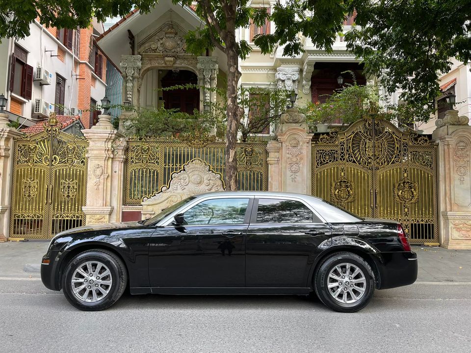 Thợ Việt nâng cấp Chrysler 300C lên đời xe RollsRoyce giá 200 triệu