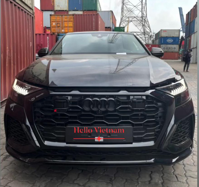 Khui công Audi RS Q8 đầu tiên tại Việt Nam: Lamborghini Urus phiên bản Đức, màu sơn giống xe Batman - Ảnh 1.