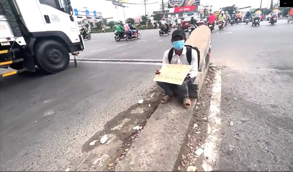 Xin tiền về quê ngày cận Tết, thanh niên bị vạch mặt, chạy vứt cả biển hành nghề - Ảnh 1.