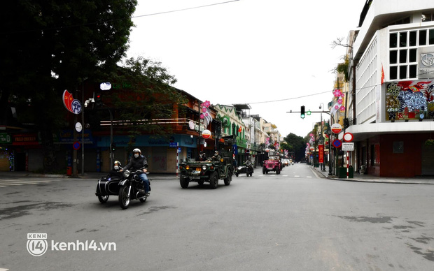 Ảnh: Hà Nội và Sài Gòn trầm lắng, bình yên khác lạ sáng mùng 1 Tết Nhâm Dần 2022 - Ảnh 15.