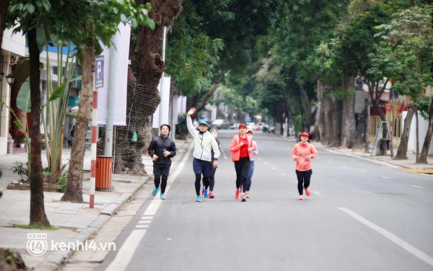 Ảnh: Hà Nội và Sài Gòn trầm lắng, bình yên khác lạ sáng mùng 1 Tết Nhâm Dần 2022 - Ảnh 8.