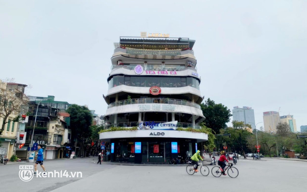 Ảnh: Hà Nội và Sài Gòn trầm lắng, bình yên khác lạ sáng mùng 1 Tết Nhâm Dần 2022 - Ảnh 10.