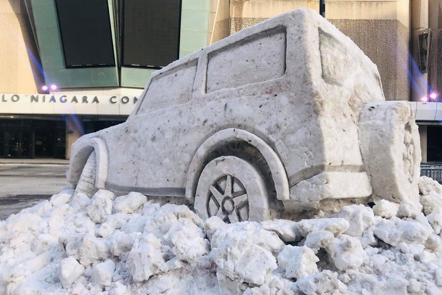 Nghệ nhân tại Mỹ điêu khắc Ford Bronco bằng tuyết - Ảnh 2.