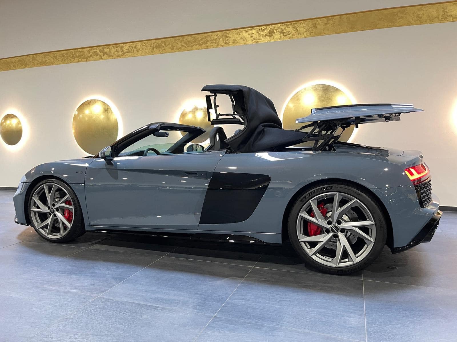 Audi R8 V10 Spyder RWD đầu tiên cập bến Việt Nam: Siêu xe mui trần cho đại gia thích hàng độc - Ảnh 5.