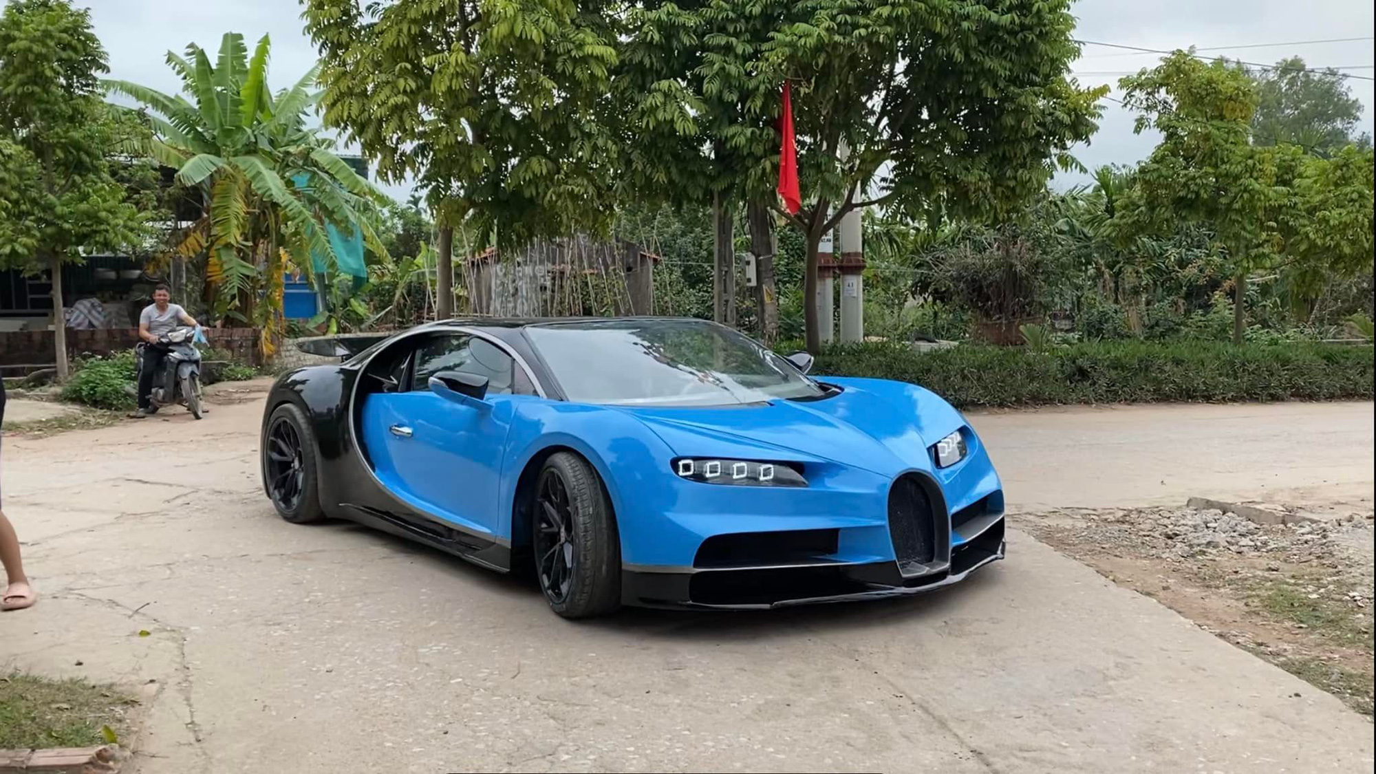 Nhóm bạn trẻ tự chế Bugatti Chiron triệu USD giống như thật: Động cơ Toyota Corolla đặt giữa, dẫn động cầu sau, đèn pha mua từ nước ngoài - Ảnh 2.