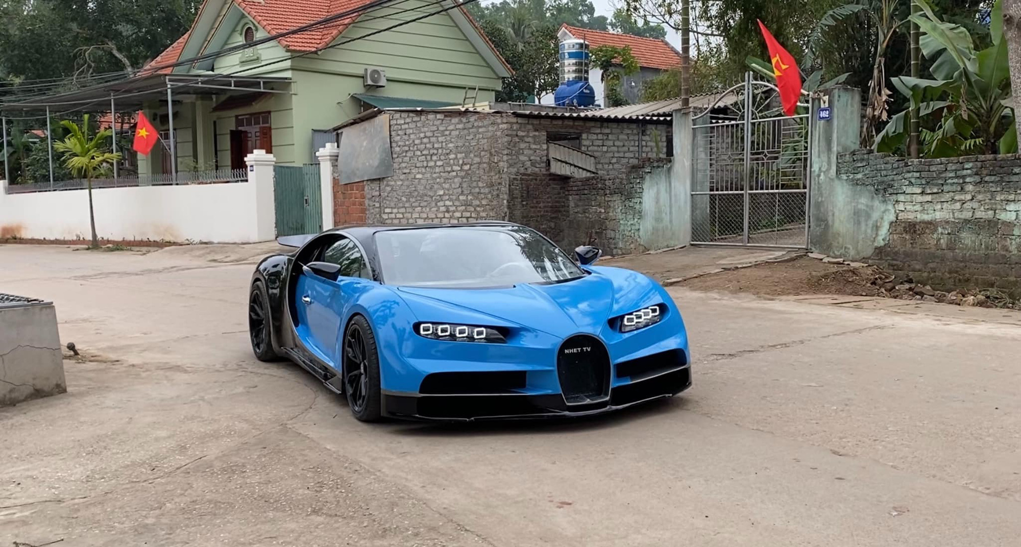 Nhóm bạn trẻ tự chế Bugatti Chiron triệu USD giống như thật: Động cơ Toyota Corolla đặt giữa, dẫn động cầu sau, đèn pha mua từ nước ngoài - Ảnh 3.