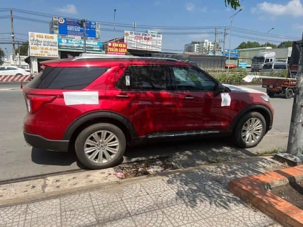 Ford Explorer 2022 ồ ạt về đại lý: Giao xe trong tháng 2, nhiều đại lý hét giá bia kèm lạc 300 triệu đồng - Ảnh 1.