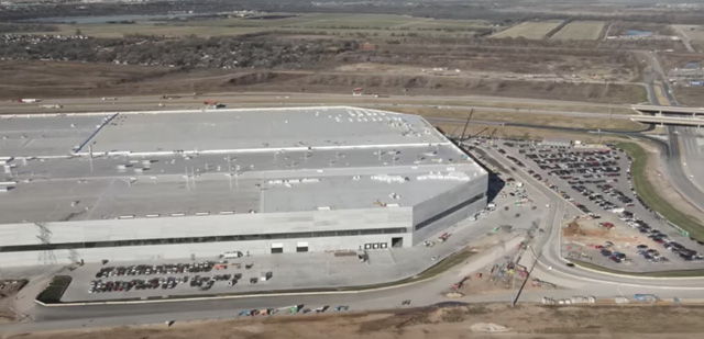 Toàn cảnh siêu nhà máy của Tesla trước ngày hoạt động: xe cộ trông như kiến bên cạnh công trình khổng lồ  - Ảnh 1.