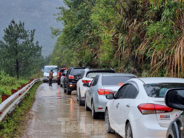 Du khách ùn ùn đi săn băng tuyết, ô tô tắc dài chờ lên đỉnh Mẫu Sơn  - Ảnh 2.