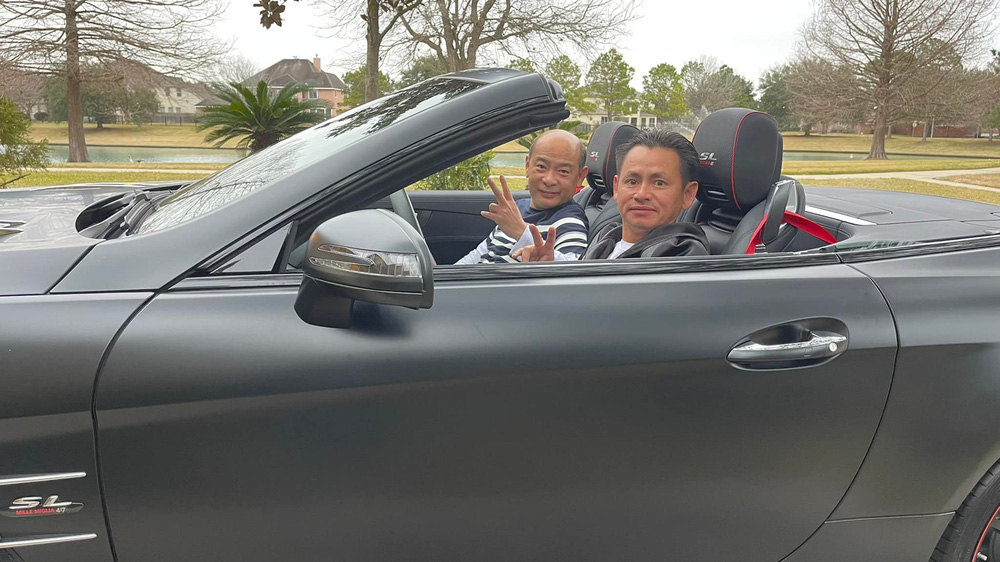 Johnny Đặng tặng món quà nhỏ trị giá tiền tỷ cho nhân viên kỳ cựu, dân mạng choáng - Ảnh 2. Johnny Đặng tặng món quà nhỏ trị giá tiền tỷ cho nhân viên kỳ cựu, dân mạng choáng - Ảnh 2.