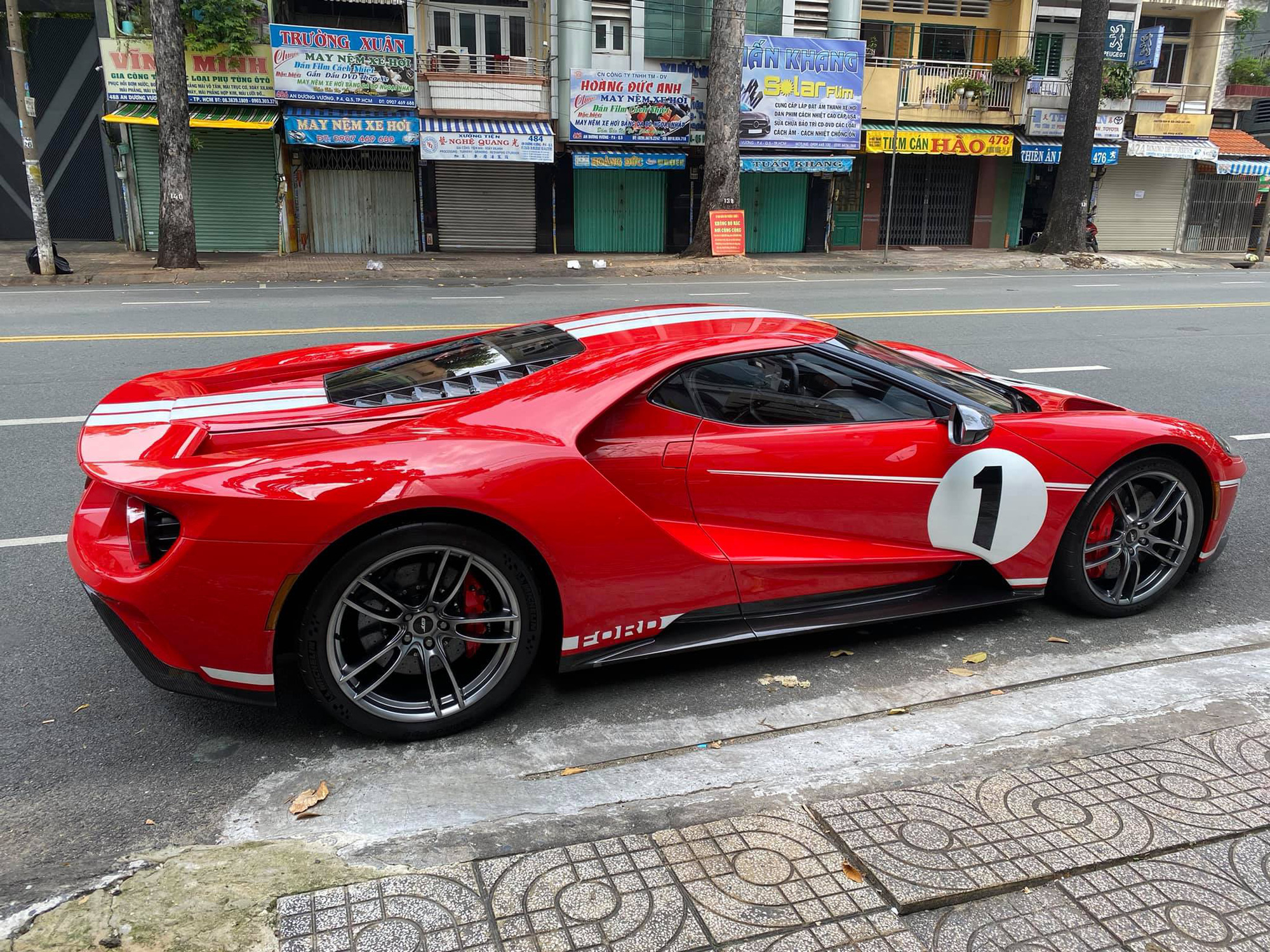 Minh Nhựa rủ Nguyễn Quốc Cường đi xem siêu phẩm Ford GT, CĐM nhất loạt đẩy thuyền: 2 anh mỗi người 1 con là hết bài! - Ảnh 5.