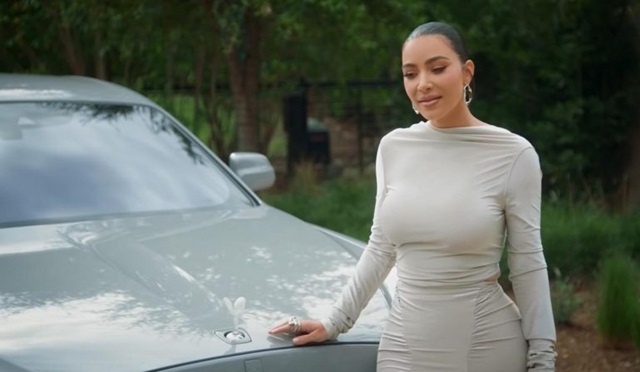 Kim Kardashian chơi lớn độ Rolls-Royce, Lamborghni thành màu xám cho tiệp với sơn nhà - Ảnh 2.