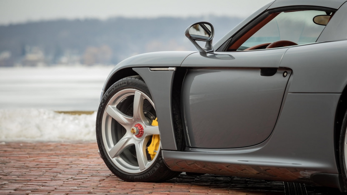 Cận cảnh Porsche Carrera GT chạy 18 năm được bán đấu giá - Ảnh 8.