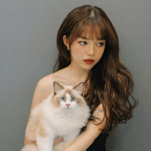 Sau chung cư tiền tỷ, Linh Ngọc Đàm lại mua ô tô tặng bố mẹ, con nhà người ta là đây chứ đâu! - Ảnh 1. Sau chung cư tiền tỷ, Linh Ngọc Đàm lại mua ô tô tặng bố mẹ, con nhà người ta là đây chứ đâu! - Ảnh 1.