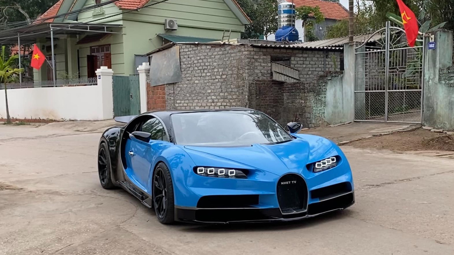 Nhóm bạn trẻ Quảng Ninh hoàn thiện nội thất siêu phẩm Bugatti Chiron: Ghế chỉnh điện, đồng hồ Toyota, vô-lăng tích hợp chức năng - Ảnh 10.