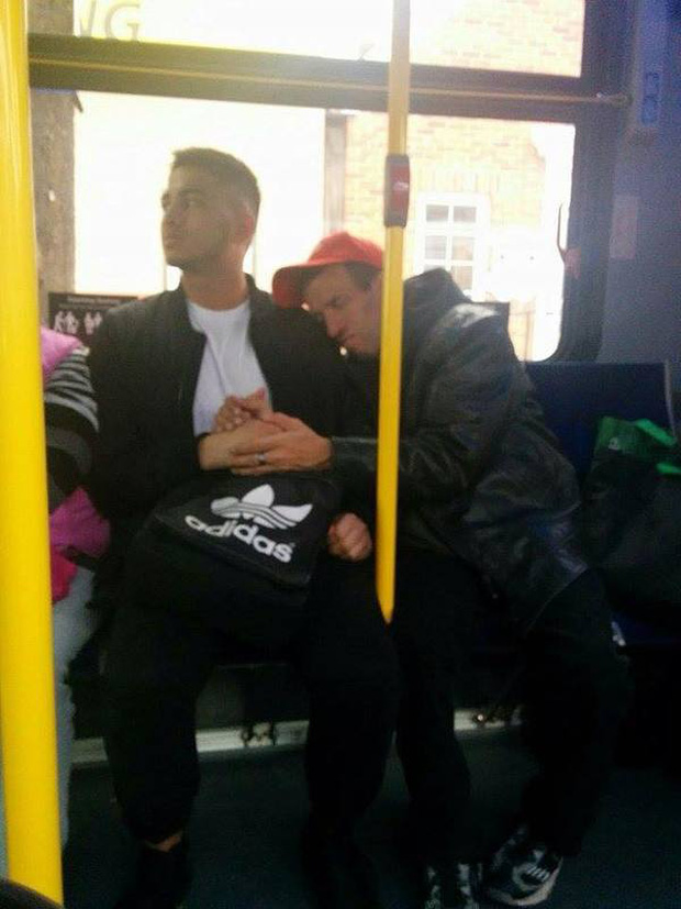 Đang đi xe buýt, chàng trai trẻ bị người đàn ông bên cạnh nắm tay, tưởng hành vi quấy rối nhưng câu chuyện khiến MXH xúc động - Ảnh 1.
