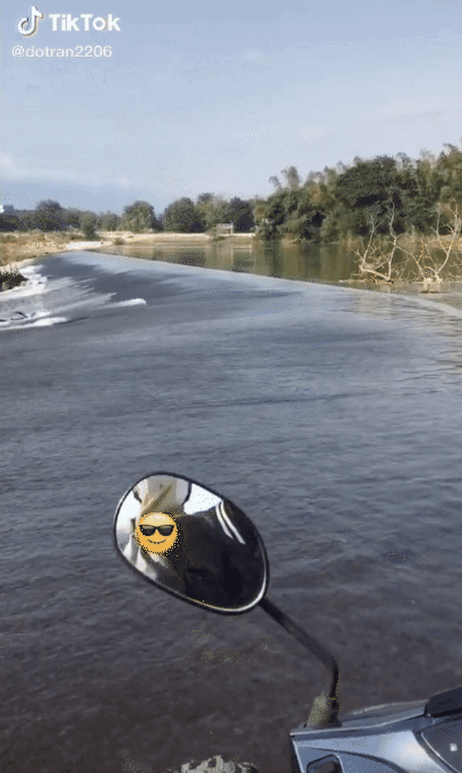 Cặp đôi thản nhiên chạy xe giữa hồ nước khiến cả cõi mạng khiếp vía, không ngờ ở Việt Nam có con đường nguy hiểm thế này? - Ảnh 3.