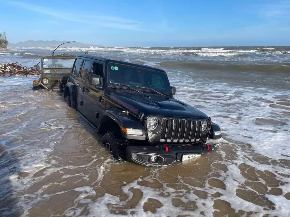 Lại tin quảng cáo, bộ đôi chủ xe Jeep mắc kẹt giữa biển: Có chiếc sẽ tiêu tốn hàng trăm triệu đồng để sửa chữa - Ảnh 2.