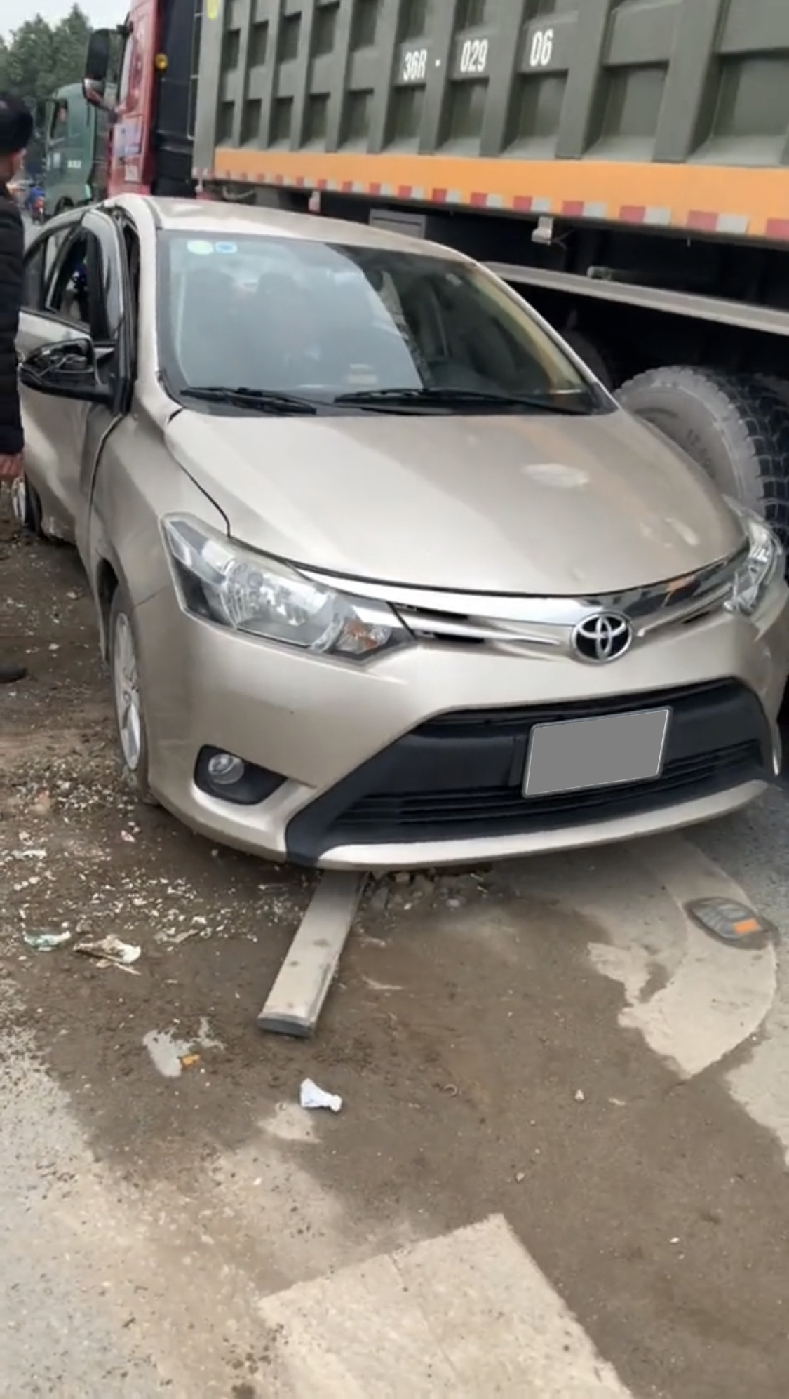 Bị đâm biến dạng, Toyota Vios vẫn không bung túi khí, CĐM đồn đoán nguyên nhân - Ảnh 3.