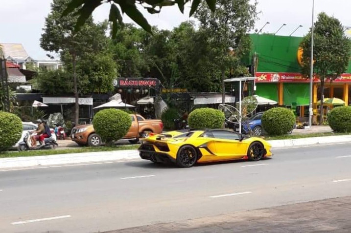 Vừa hết tour Đà Nẵng với Koenigsegg Regera, Lamborghini Aventador SVJ Roadster đầu tiên tại Việt Nam bất ngờ xuất hiện tại Cần Thơ - Ảnh 2.