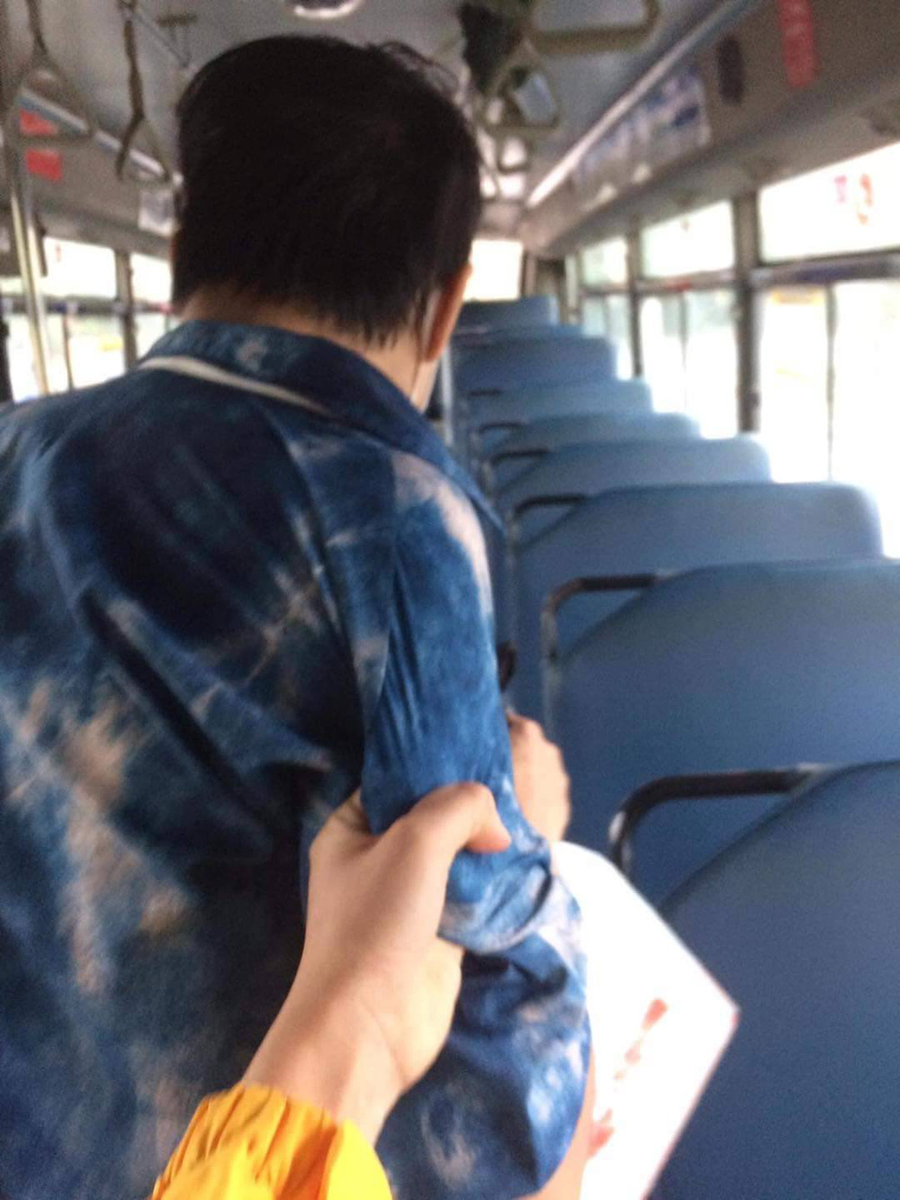 Clip: Thanh niên biến thái trên xe bus và cái kết ăn đường quyền của cô gái dũng cảm - Ảnh 2.