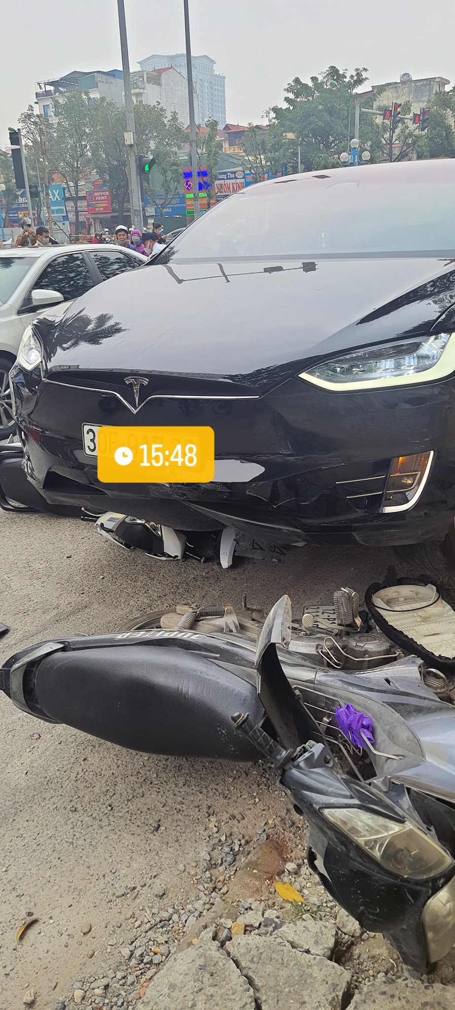 Tesla Model X gây tai nạn tại Hà Nội: Cuốn loạt xe máy vào gầm, CĐM tranh luận về hệ thống an toàn - Ảnh 1.