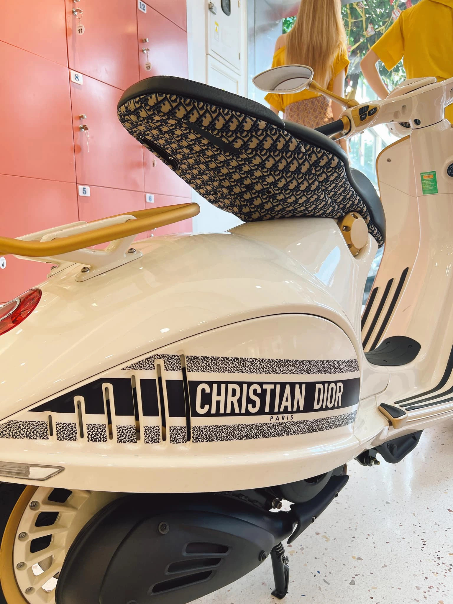 Dân buôn săn lùng hàng hiếm Vespa 946 Christian Dior bị thổi giá trên  trời  AutoMotorVN