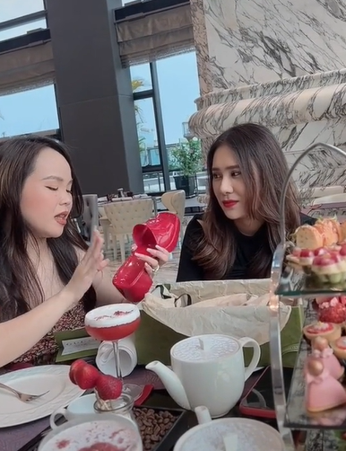 Không chỉ “bung tiền” tỷ để gặp Ngọc Trinh, nữ đại gia Sài Gòn còn tự nhận mua siêu xe 15 tỷ để gặp Đoàn Di Băng, tặng đồ hiệu cho ca sĩ Hồ Bích Trâm?! - Ảnh 5. Không chỉ “bung tiền” tỷ để gặp Ngọc Trinh, nữ đại gia Sài Gòn còn tự nhận mua siêu xe 15 tỷ để gặp Đoàn Di Băng, tặng đồ hiệu cho ca sĩ Hồ Bích Trâm?! - Ảnh 5.