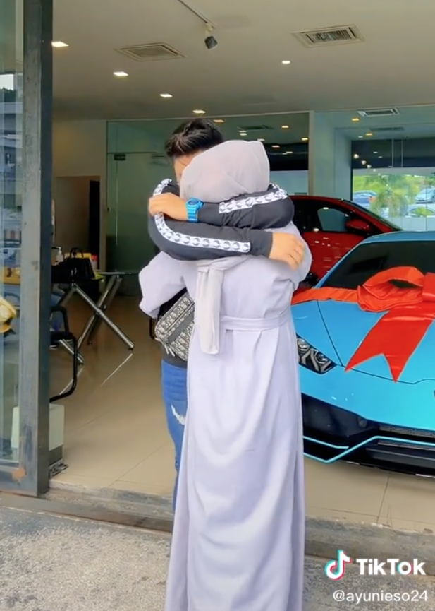 Pregnant woman buys a luxury car for her husband because he loves him hard to take care of children - Photo 2.
