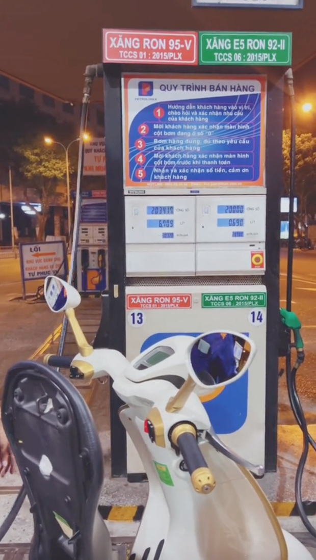 Not Trang Nemo, this character rode Vespa Dior all the way to the gas station to answer the question: How much does it cost to fill a 700 million car with gas - Photo 2.