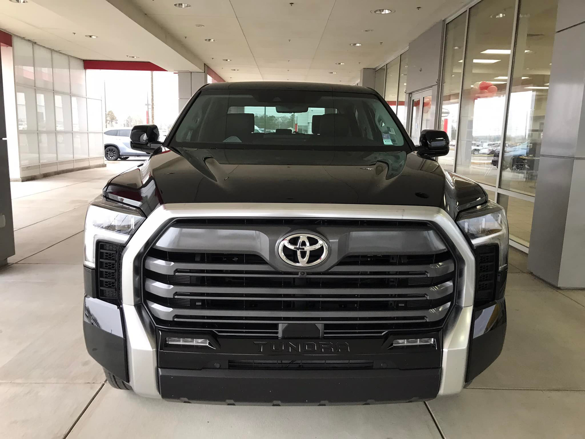 Đại lý tư nhân chào bán Toyota Tundra 2022 giá hơn 4 tỷ đồng: Siêu bán tải của người Nhật, đối thủ ngang tầm Ford F-150 - Ảnh 1.