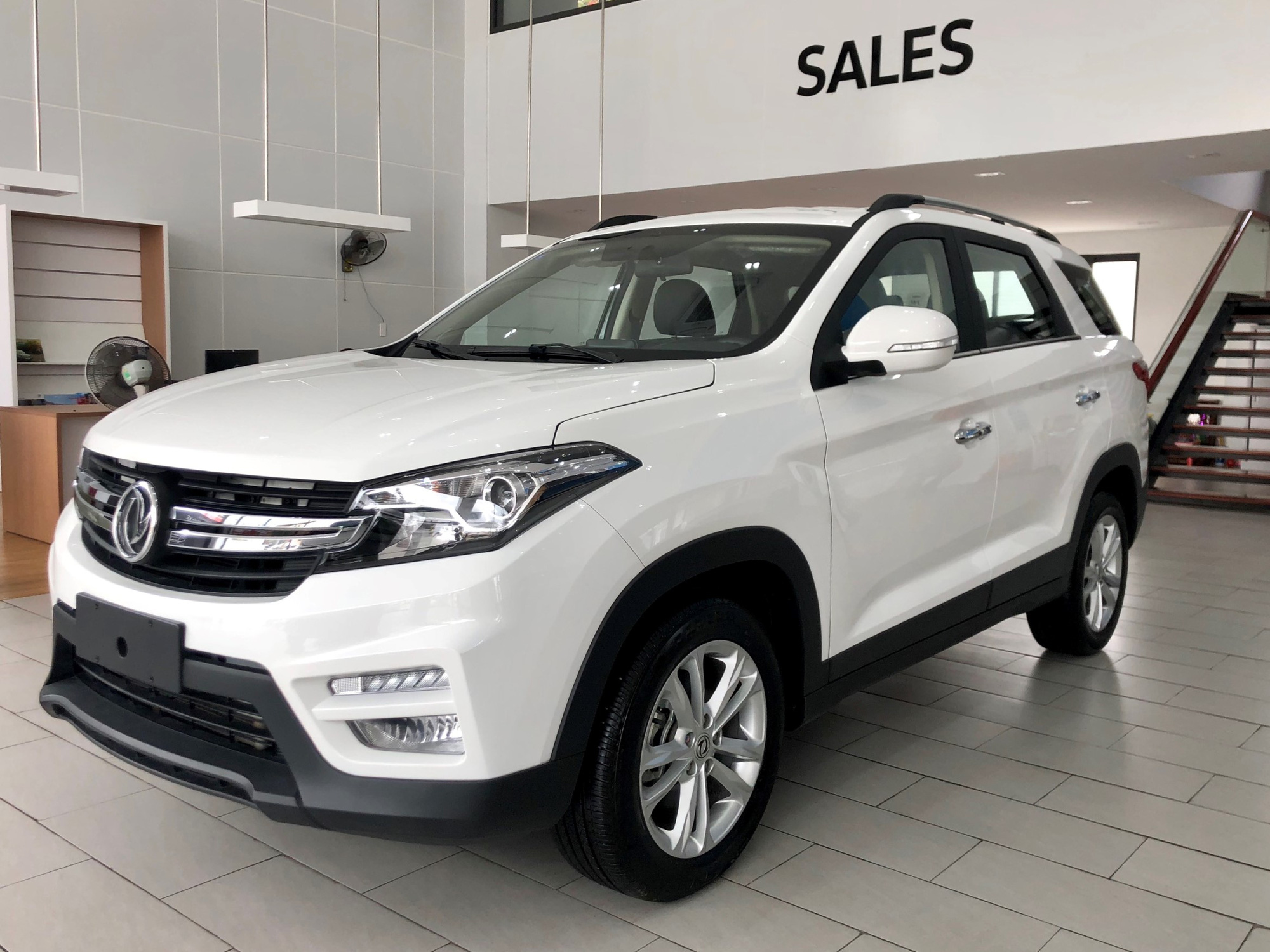 Dongfeng Glory 560 giảm giá còn 499 triệu đồng - SUV giá rẻ to ngang Honda CR-V - Ảnh 1.