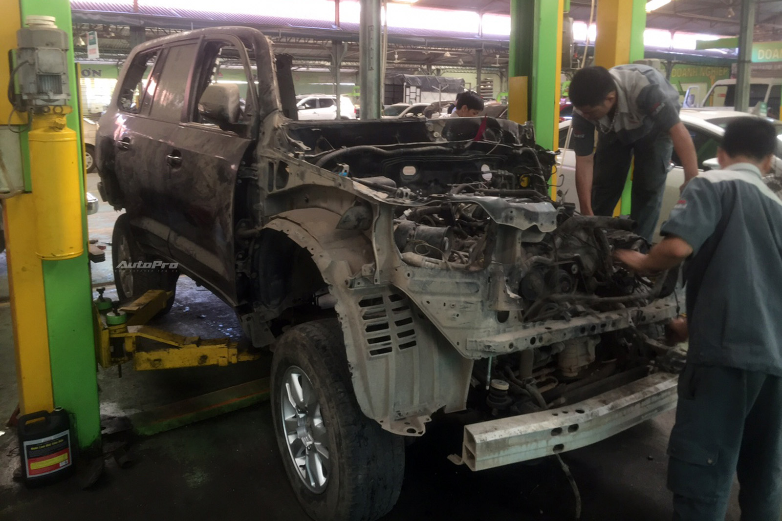 Chủ Toyota Land Cruiser chi 1 tỷ đồng hồi sinh chiếc xe từ đống sắt vụn: Bóng bẩy như mới đập hộp sau 3 tháng, không thể nhận ra bằng mắt thường - Ảnh 3.