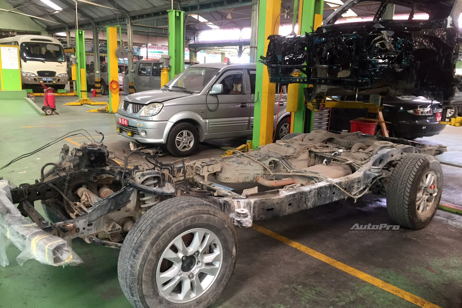 Chủ Toyota Land Cruiser chi 1 tỷ đồng hồi sinh chiếc xe từ đống sắt vụn: Bóng bẩy như mới đập hộp sau 3 tháng, không thể nhận ra bằng mắt thường - Ảnh 6.
