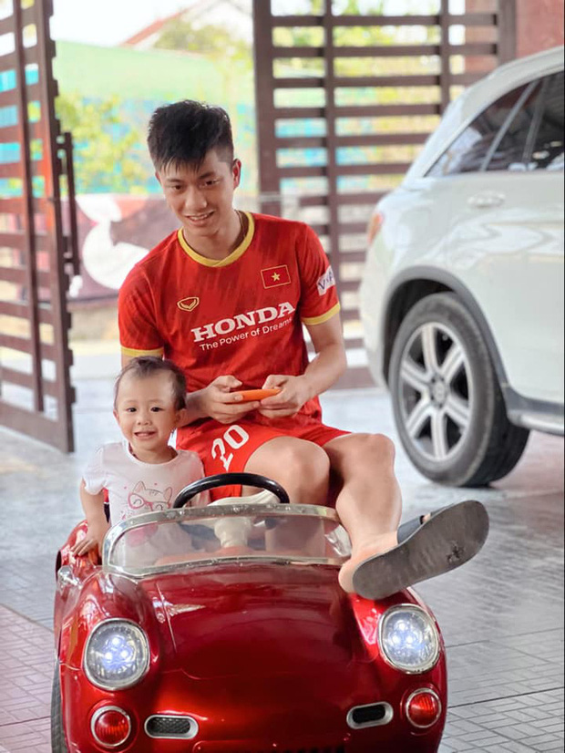 Van Duc bought a super car for his daughter, excitedly took a test drive with the little angel - Photo 1.