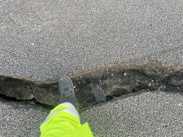 Japanese construction class: The earthquake caused a giant crack on the highway at midnight and dawn, which was completely overcome - Photo 2.