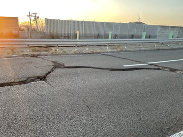 Japanese construction class: The earthquake caused a giant crack on the highway at midnight, dawn was completely overcome - Photo 3.