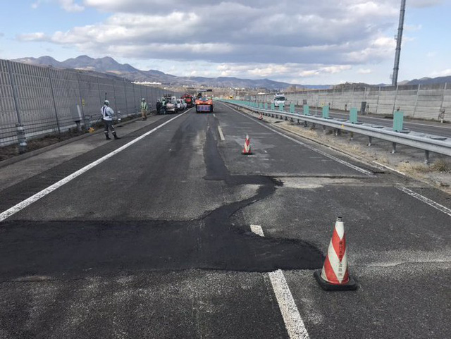 Japanese construction class: The earthquake caused a giant crack on the highway at midnight and dawn, which was completely overcome - Photo 4.