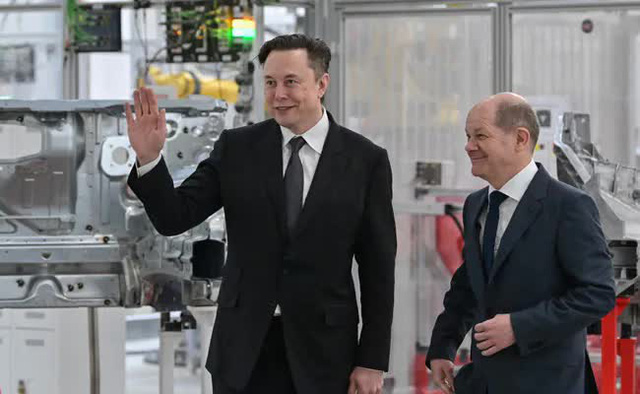 Elon Musk lại khiêu vũ tại lễ khánh thành siêu nhà máy ở Đức - Ảnh 2.
