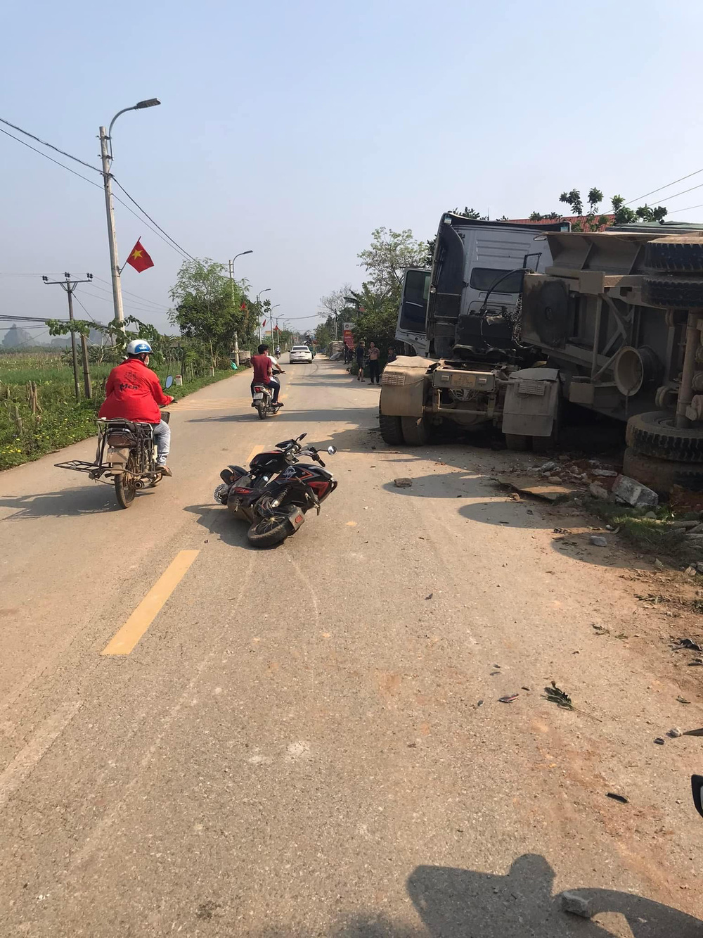 Tài xế đánh lái lật xe ben cứu người đàn ông đi ẩu: Xem camera nhận ra lỗi cả 2 bên - Ảnh 2.