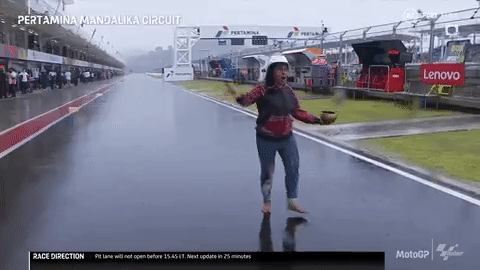 Indonesia thuê thầy cúng đuổi mưa ở giải đua xe MotoGP, và trời đã tạnh  - Ảnh 2.