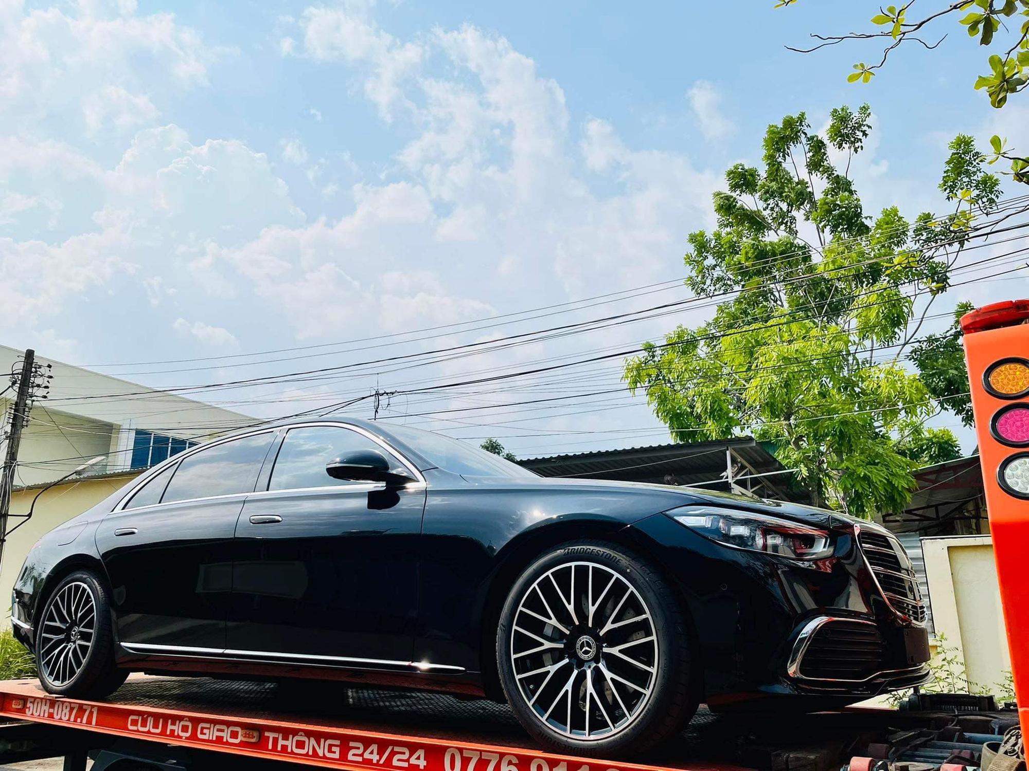 Nói là làm, Đoàn Di Băng show cận cảnh Mercedes-Benz S 450 Luxury giá gần 6 tỷ đồng sau lùm xùm em gái bị người khác coi thường - Ảnh 4.