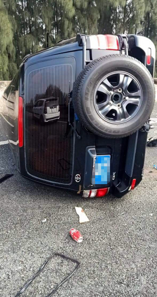 The scene of the accident that overturned the car carrying the Vice Chairman of the People's Committee of Ho Chi Minh City on the highway - Photo 4.
