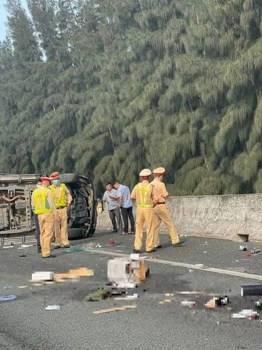 Hiện trường vụ tai nạn lật xe chở Phó chủ tịch UBND TP.HCM trên cao tốc - Ảnh 5.