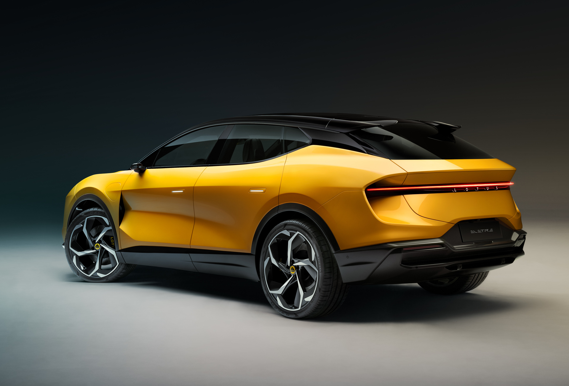 Ra mắt Lotus Eletre - SUV mang tham vọng thành 'Porsche của người Anh', giá  bằng nửa Lamborghini Urus