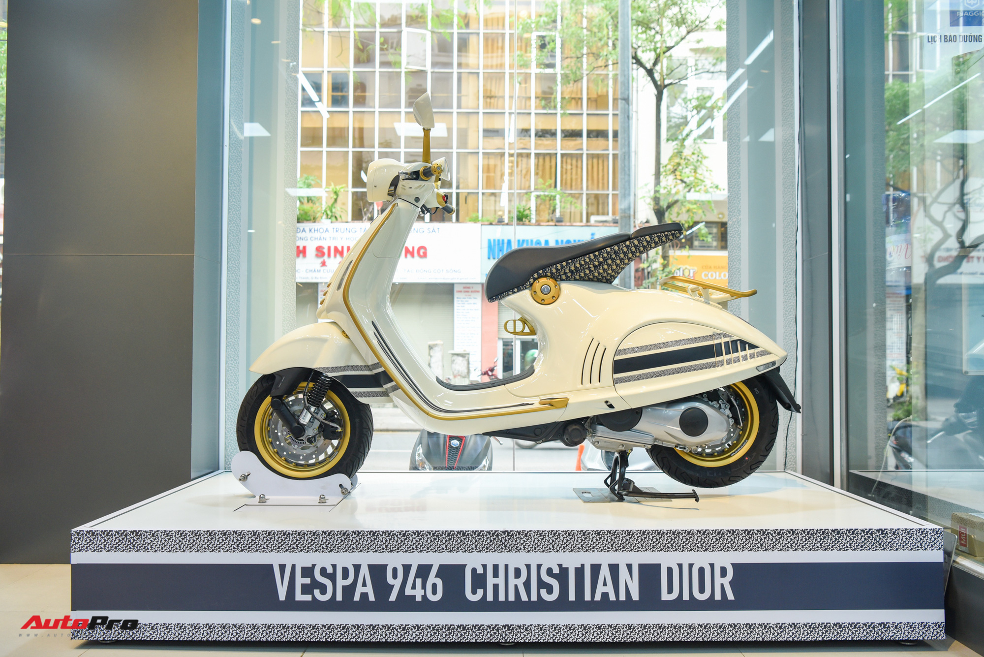 Hot girl 9X miền Tây tậu Vespa 946 Christian Dior giá 1 tỷ đồng, nằm chung garage với McLaren GT độc nhất Việt Nam - Ảnh 4.